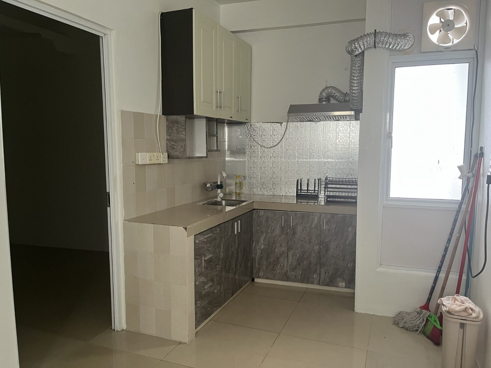 Semi-Furnished 1 Bedroom — photo